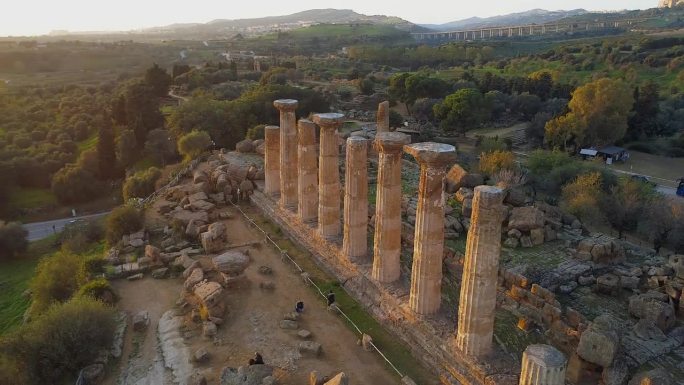 著名的八柱赫拉克勒斯神庙或大力神，在意大利语中被称为Tempio di Eracle。