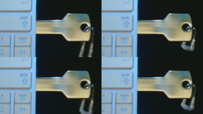 将金钥匙形状的电脑闪存盘插入USB接口