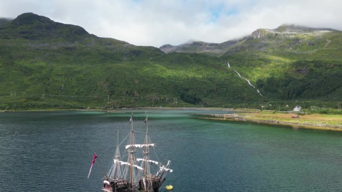 海盗船和戏剧性的自然景观罗弗敦群岛，挪威-空中4k