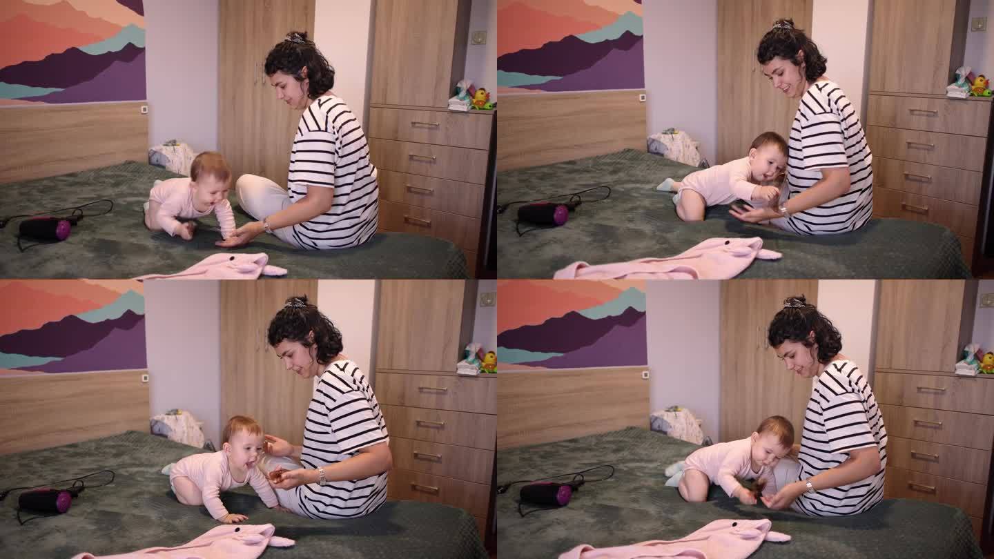 白种女婴和妈妈在床上玩耍