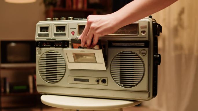 复古收录机特写。听音乐，老式收音机，搜索频道。