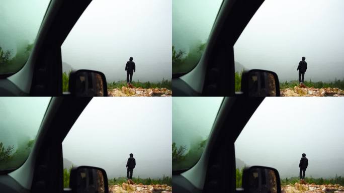 透过车窗看到的那个孤独的男人凝视着前方雾蒙蒙的景色。