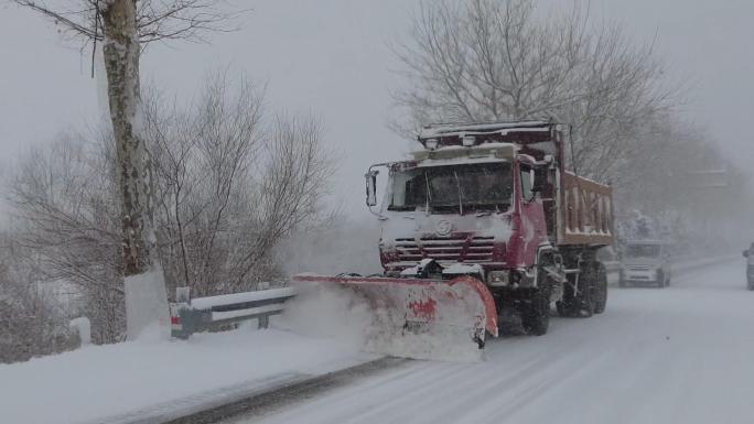 清雪车融雪剂雪天行车清雪撒盐冰雪路面