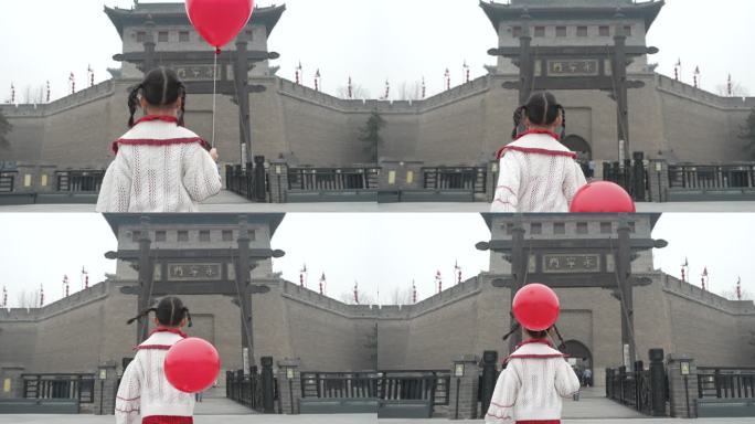 西安城墙永宁门小女孩气球红色1