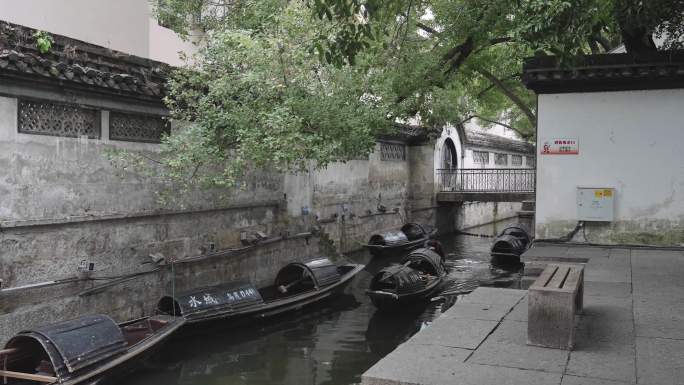 古建筑划船