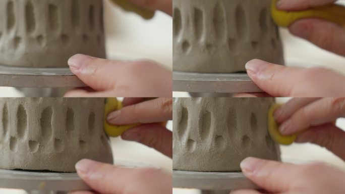 在柔软的粘土上使用海绵，工匠将杯子的两侧无缝地融合在一起，展示了精致的触感和工艺