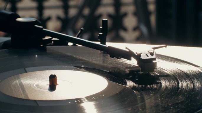 复古黑胶唱片机播放音乐，近距离微距拍摄复古LP唱片旧留声机旋转。家里的复古音乐播放器。