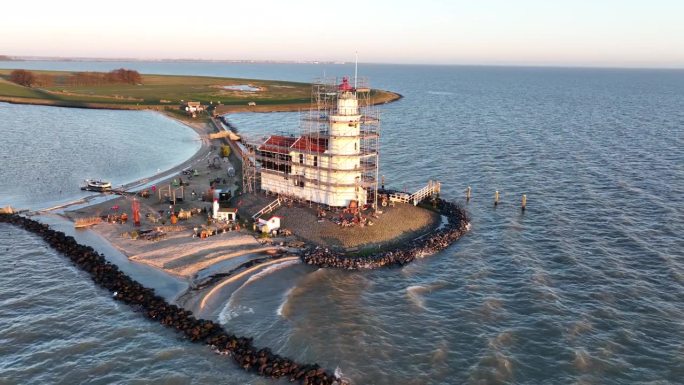 鸟瞰日出时荷兰马尔肯岛的帕德·范·马尔肯传统历史纪念碑灯塔。欧洲的一个小渔村。