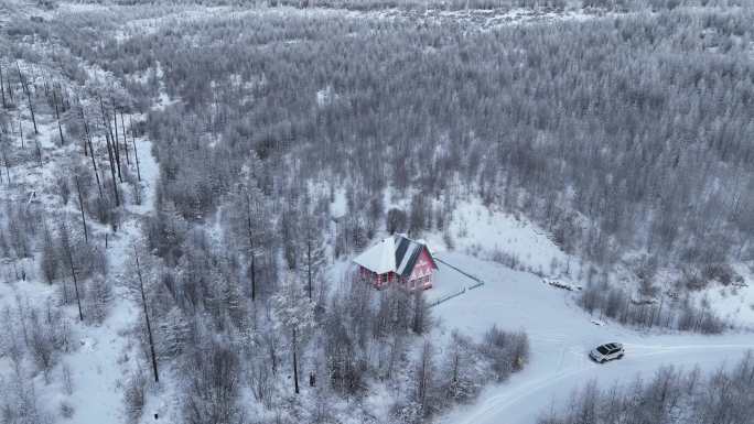 航拍林海雪原护林人森林小屋