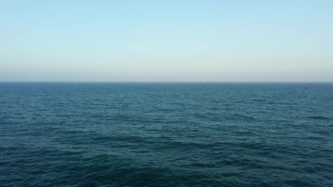 海浪和半透明的水在沙滩上，在欧洲，在法国，在奥西坦尼亚，在东方比利牛斯山脉，在argel<e:1>，