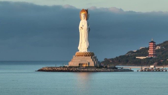 航拍的观音雕像在海边的南山寺，中国海南岛