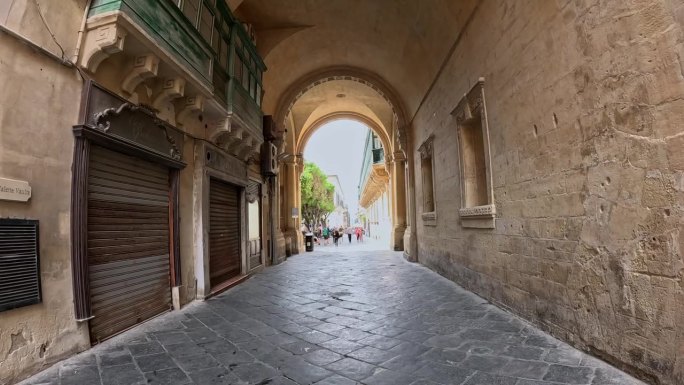 马耳他瓦莱塔的拱形石头通道