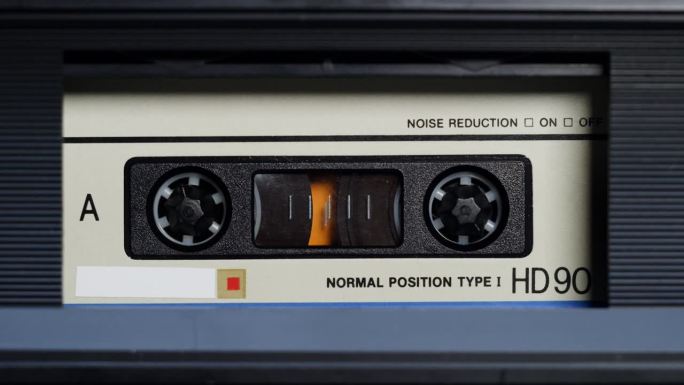 复古收音机录音机，音频卡带特写。听音乐，老式收音机，搜索频道。