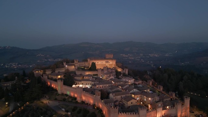 高无人机镜头格拉达拉城堡(城堡迪格拉达拉)在日落格拉达拉镇，PU，意大利