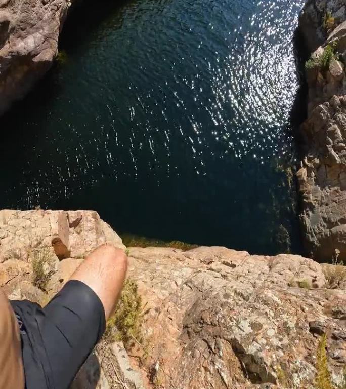 在法国科西嘉岛的法戈河谷，一只健壮的雄性从高高的悬崖跳入淡水河。