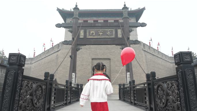 西安城墙永宁门小女孩气球红色4