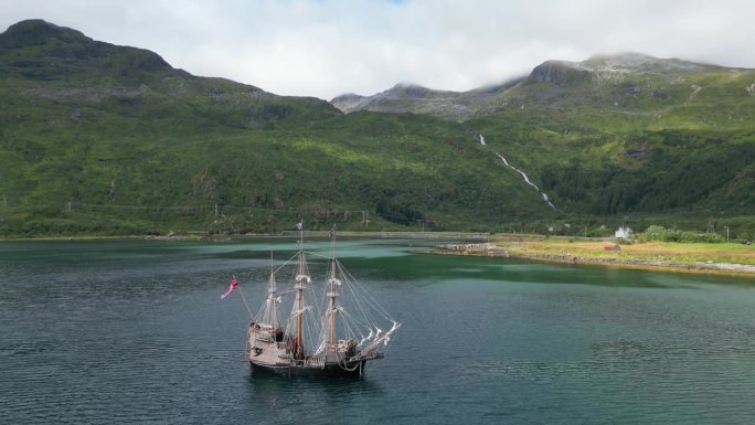 海盗船和戏剧性的自然景观在罗弗敦群岛，挪威-空中4k盘旋