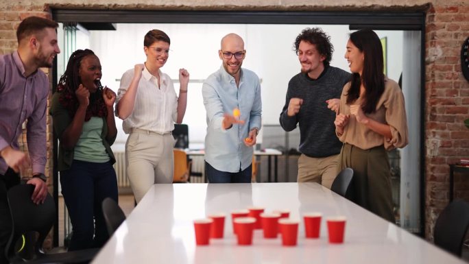 同事在办公室玩啤酒乒乓球