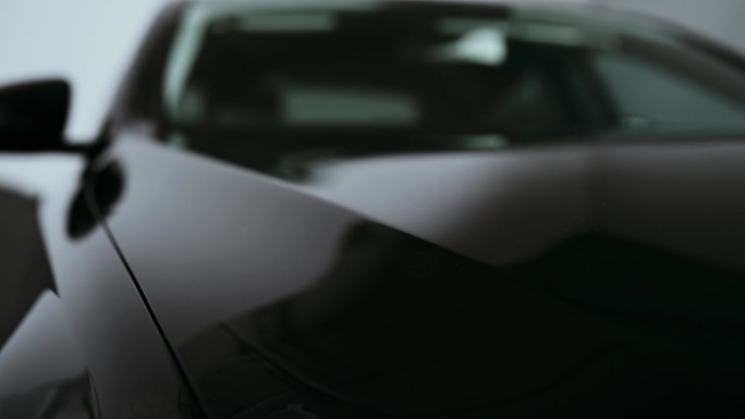 一个全新的蜡制汽车引擎盖的特写镜头有光泽的反射表面