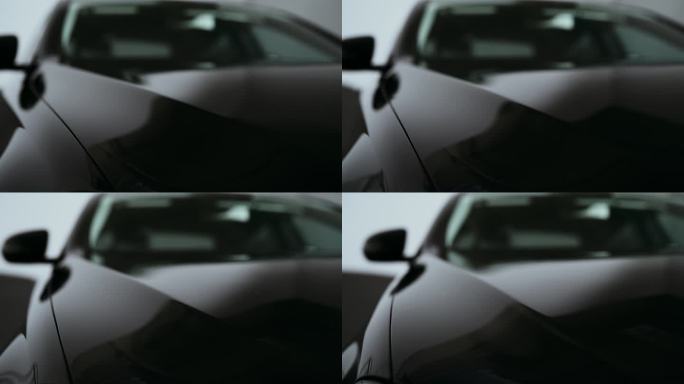 一个全新的蜡制汽车引擎盖的特写镜头有光泽的反射表面