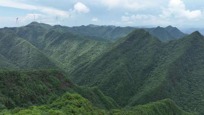 风力发电大风车群 穿云航拍 群山环绕