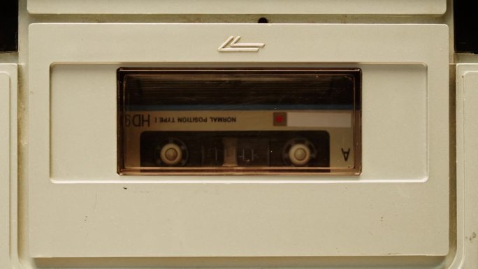 复古收录机特写。听音乐，使用卡带，老式收音机，搜索频道。