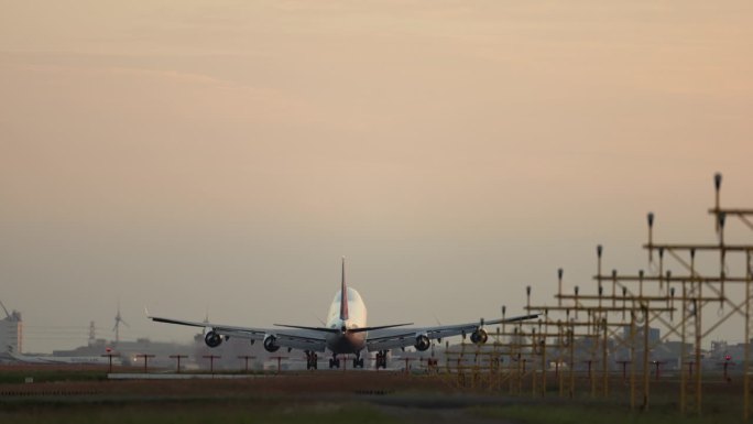 飞机在清晨降落在机场跑道上