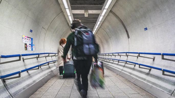 伦敦地下换乘站之间隧道人行道上拥挤通勤人群的时间变化