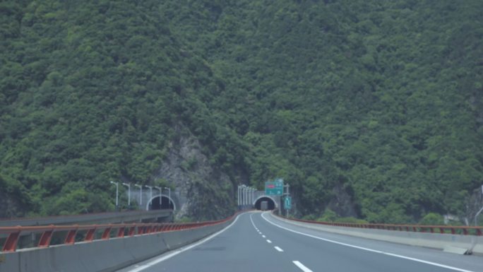 高速公路隧道汽车行驶