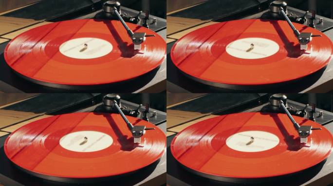复古黑胶红色唱机播放音乐，近距离微距拍摄复古LP唱片旧留声机旋转。家里的复古音乐播放器。