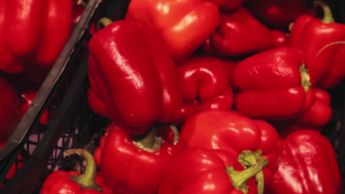 闪亮的红色灯笼椒装在塑料盒子里，在市场或超市的蔬菜部