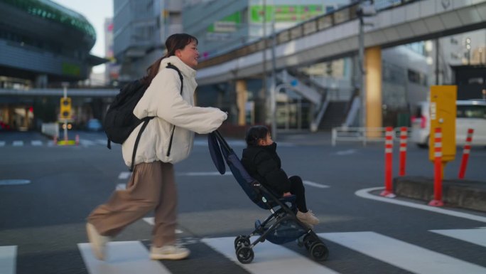 女商人走在城市里，带着她的小女儿上下班