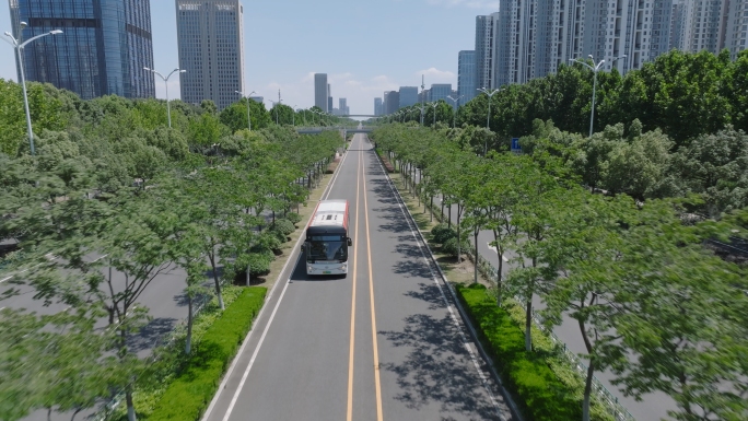 【4K】航拍智慧城市道路公交车 交通出行