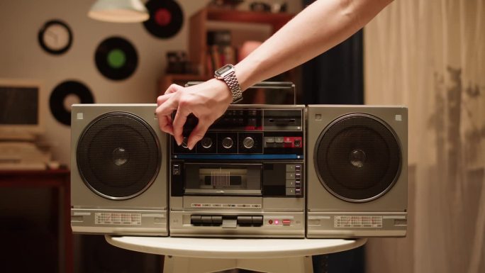复古收录机特写。听音乐，家里的旧收音机播放器，搜索频道或波。