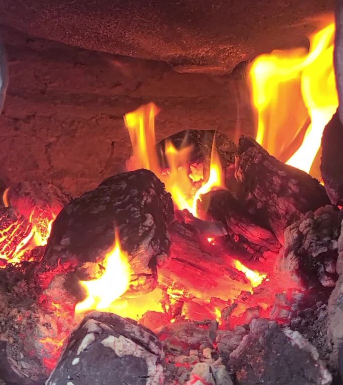 【竖版视频】农村大锅灶里的炭火