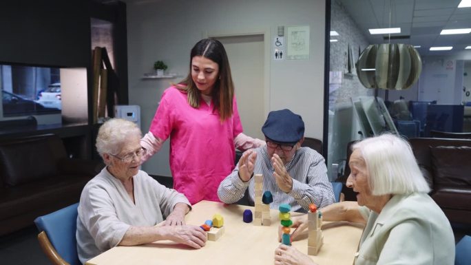 护士和玩技能游戏的老人交谈