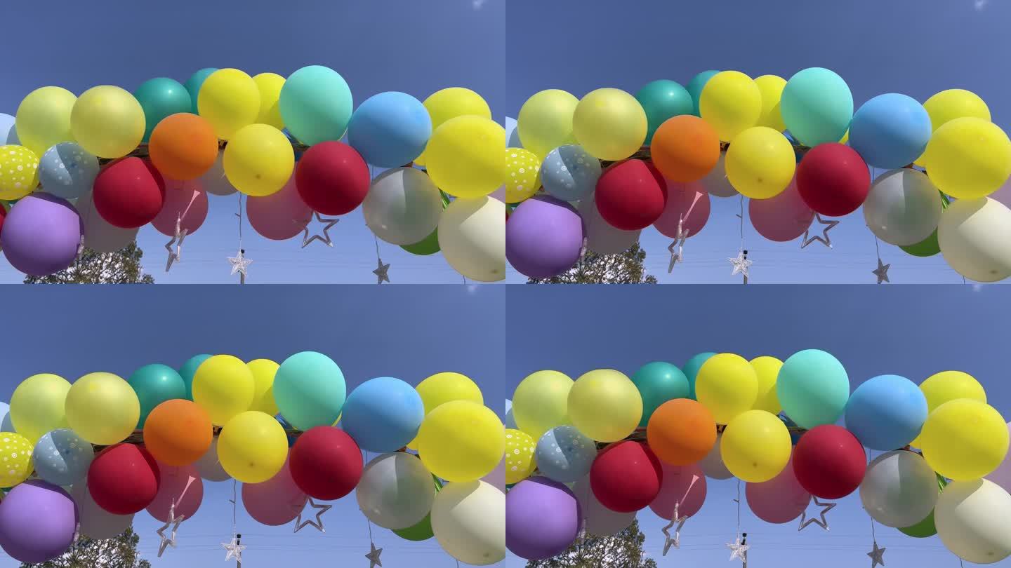 五颜六色的气球和蓝色的天空。