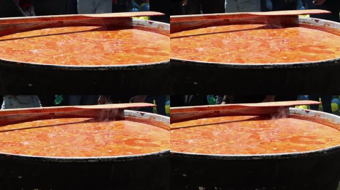 西红柿汤和意大利面是一道波兰菜。在食品博览会上，野地厨房里的大锅里盛着热祖帕。一种受欢迎的汤，用磨碎