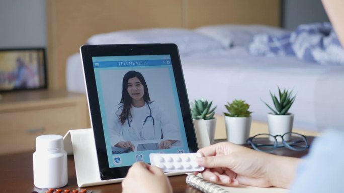 4 k。患病妇女使用视频会议，通过平板电脑与医生进行在线咨询，患者通过视频电话向医生询问病情和药物。