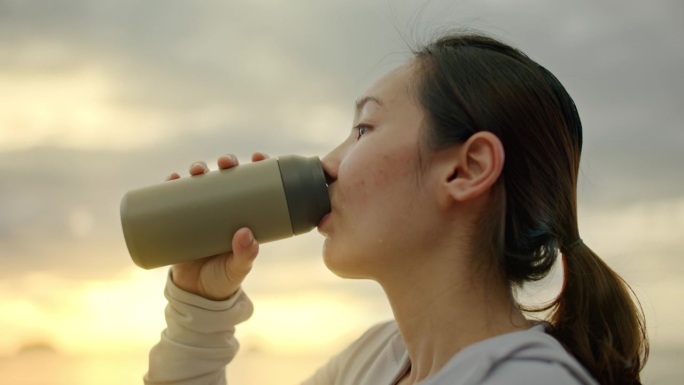 运动女性用可重复使用的杯子喝水