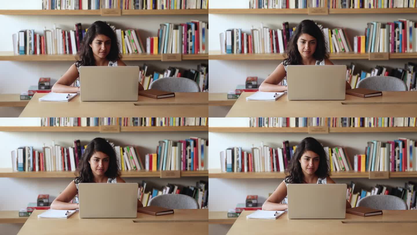 印度妇女在网上学习，在图书馆进行电子学习