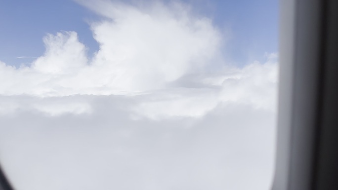 飞机窗外云层