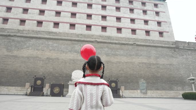 西安城墙永宁门小女孩气球红色2