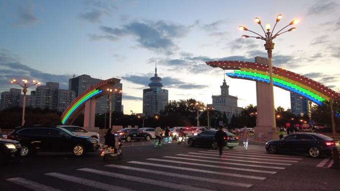 北京长安街夜景日出天安门广场游客冒雨参观