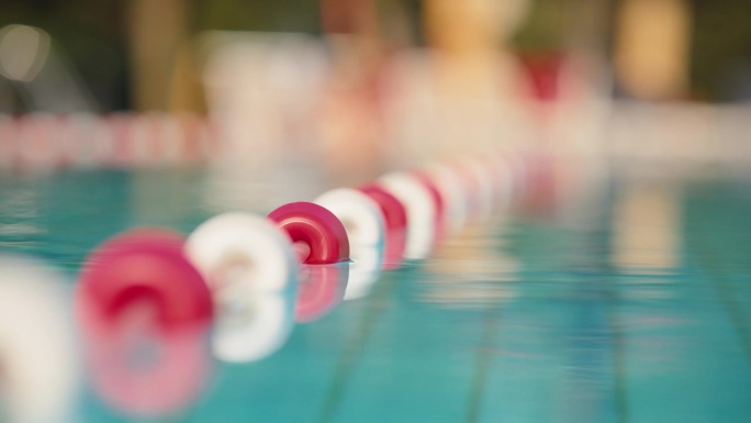 旅游度假区游泳池内设有浮道标志的宁静水域