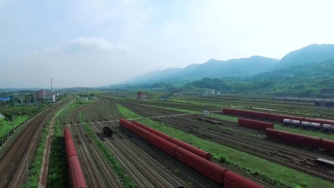 铁路 火车 空旷 远方 群山 航拍