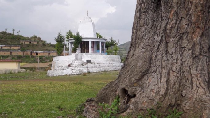 印度北阿坎德邦山坡上供奉湿婆神的印度教寺庙。在阿萨德赫里加尔瓦尔的风景中，宁静的神殿