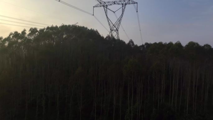 早晨航拍山顶电塔铁塔南方电网