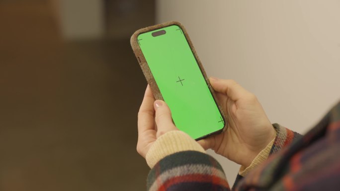 4K绿幕抠像抠图玩手机外籍模特绿屏跟踪