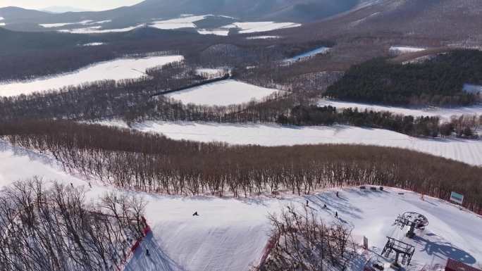 滑雪场全景和滑雪